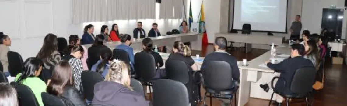Profissionais reunidos discutindo condutas e fluxos no atendimento a casos de violência infantil.