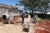 Equipe acompanhando a obra.