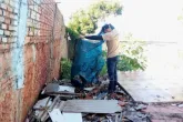 Agende de Endemia durante a inspeção de possíveis criadouros.