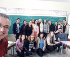 Alguns participantes do grupo. Nessa reunião foi realizada a reflexão sobre os temas geradores e os desfios para o trabalho educacional (político-pedagógico) em um bairro não central: seus aspectos da pobreza se refletem no território.