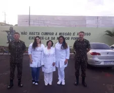 Acadêmicos em meio aos chefes de instrução do TG de Paranavaí