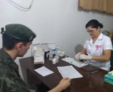 Realização de testes rápidos para HIV, hepatite B e C e sífilis.