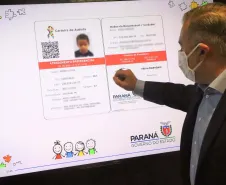 Secretário apresenta a carteira do autista