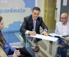 Controlador Geral do Estado, Dr. Raul, assinando a resolução de criação do Escritório de Gestão de Projetos