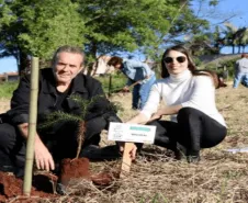 Vice Prefeito, Marcelo Reis e Denise Kusminski, Diretora do Departamento Municipal de Meio Ambiente e Serviços Urbanos