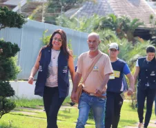 Crianças do Programa de Formação Super Agente de Combate à Dengue vistoriam residências em Ivaiporã