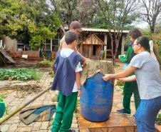 Crianças do Programa de Formação Super Agente de Combate à Dengue vistoriam residências em Ivaiporã