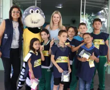 Crianças do Programa de Formação Super Agente de Combate à Dengue vistoriam residências em Ivaiporã