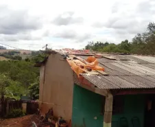 Casa coberta com lonas improvisadas após o vendaval
