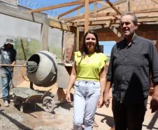 Prefeito em exercício e Diretora Municipal e Educação acompanhando a obra..