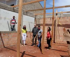 Equipe acompanhando a obra.