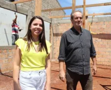 Prefeito em exercício e Diretora Municipal e Educação acompanhando a obra.