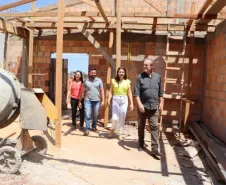 Equipe acompanhando a obra.