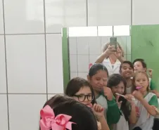 Escovação supervisionada na escola.