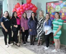 Colaborados equipe PCF, acompanhadas pela Diretora do Departamento e Vereadora Gertrudes, em evento dia da mães 