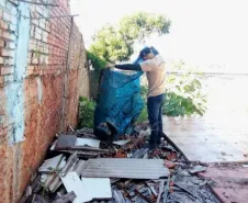 Agende de Endemia durante a inspeção de possíveis criadouros.