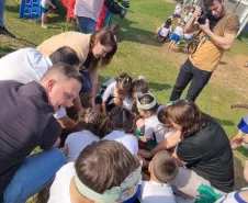 Crianças plantando muda de árvore 