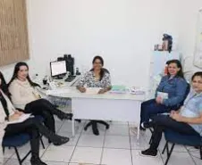 Equipe tecnica reunida debatendo os indicadores realizado pelas equipes das UBS.