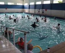 Idosos realizando a hidroginastica.