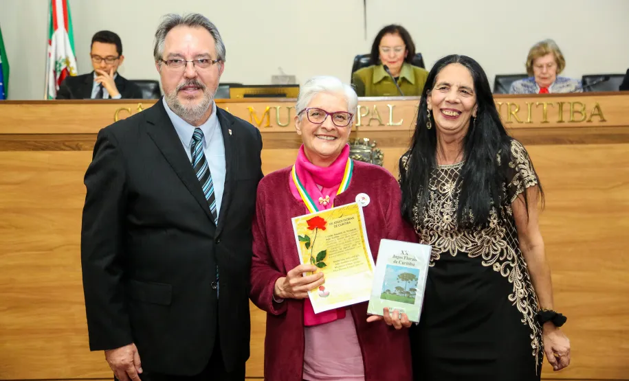 Minha alma em dor se consome/ e quase perco a esperança, /se vejo a sombra da fome/ num triste olhar de criança!