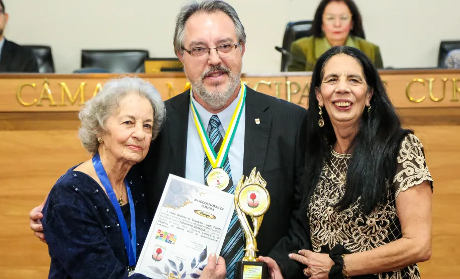 Pode ser um sonho estranho, / mas meu sonho mais profundo/ é um celeiro do tamanho / de toda fome do mundo!