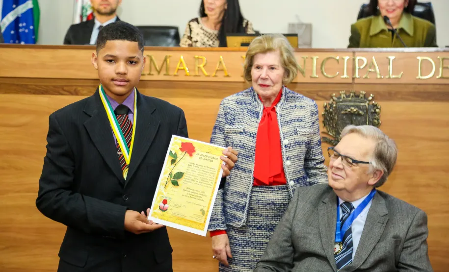 Natureza, nossa vida! /Mas nós estamos perdendo/ a beleza colorida/ ao ver a floresta ardendo...