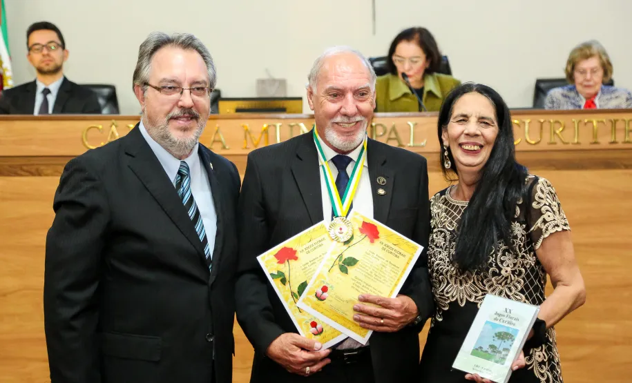 Quisera ninguém mais visse/ nem ódio, guerra ou maldade;/ e todo mundo se unisse/ em raça, cor e amizade.