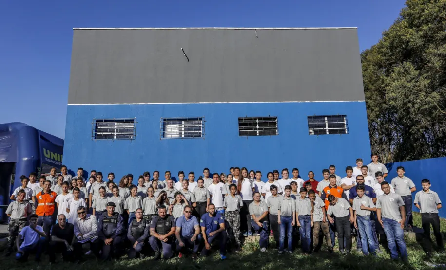 Alunos da Guarda Mirim na sede do projeto