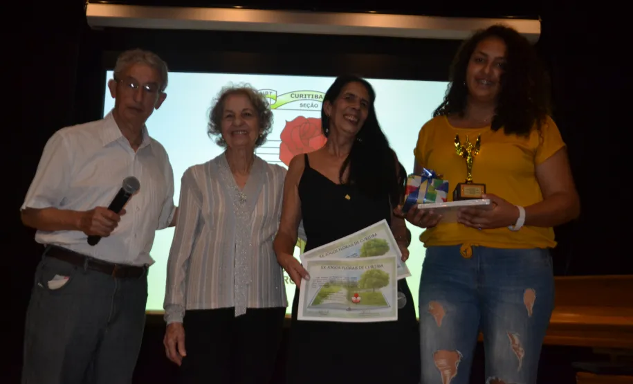 As árvores são cortadas. / Nós? Morreremos aos poucos./ máquinas são inventadas,/ enquanto ficamos loucos.