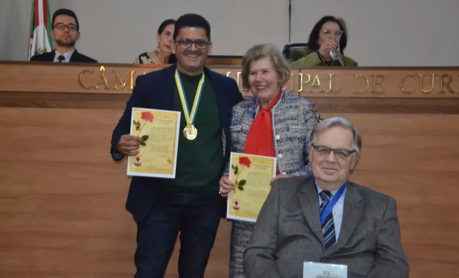 Será crescente a desgraça /da fome e grande o lamento/ enquanto existir quem faça/ da ganância um alimento.