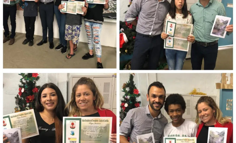 Na foto: Participantes do Projeto recebendo Diploma e Livreto das mãos das autoridades presentes