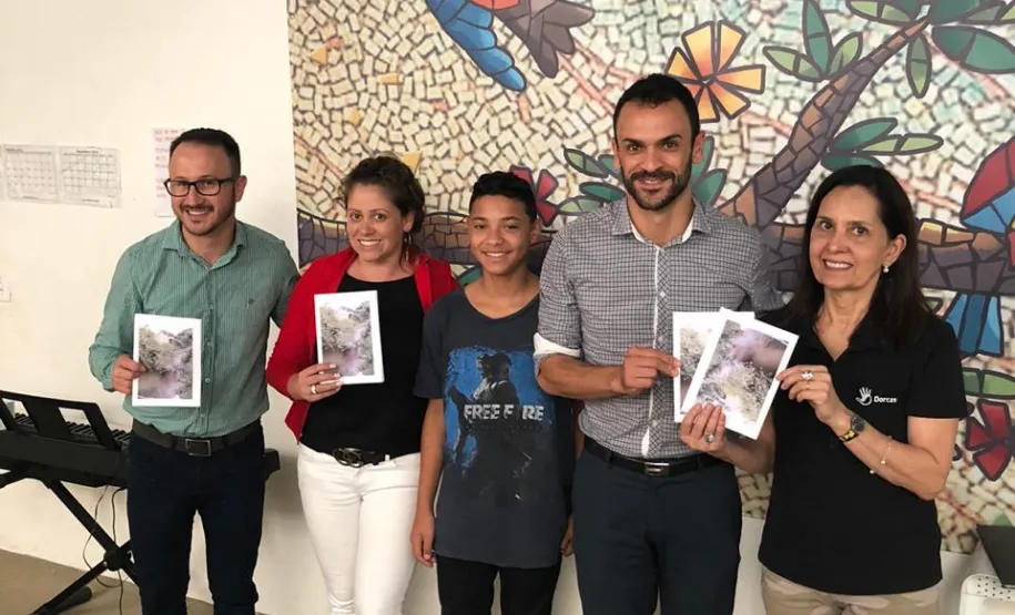 Efetuando entrega livreto Concurso com as trovas classificadas para Jucie Pereira (Secretario Municipál de Educação e Cultura), Robson Francisco de Costa (Presidente do Conselho Municipal da Diretoria da Criança e Adolescente) e Sandra Gomes (assessora do Secretario Municipal)