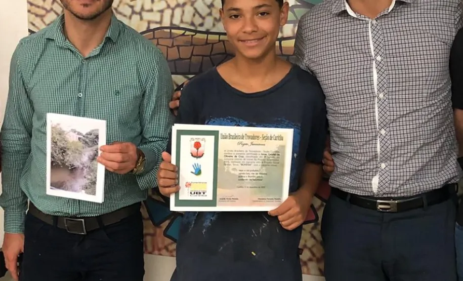 Vejo o rio poluído,/ vendo isso, me dá tristeza; /queria o Bonfim unido /cuidando da natureza!