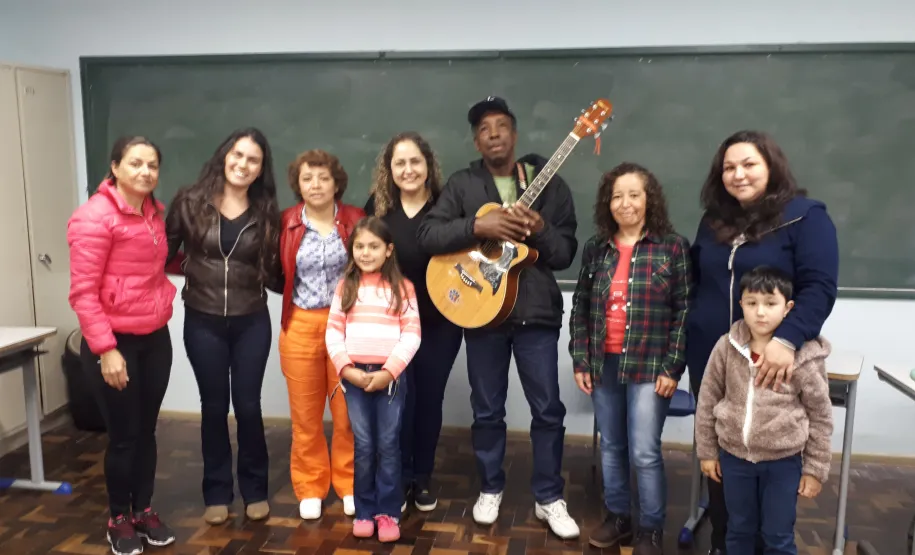 Círculo de Cultura na Escola Estadual Izelina Daldin Gaiovicz General Carneiro/PR. Alguns participantes do grupo, com a presença nessa reunião do Seu Domingos – morador nascido na região e que relata as caminhadas e experiências em relação ao racismo. Nesse dia mostrou sua arte com a música.