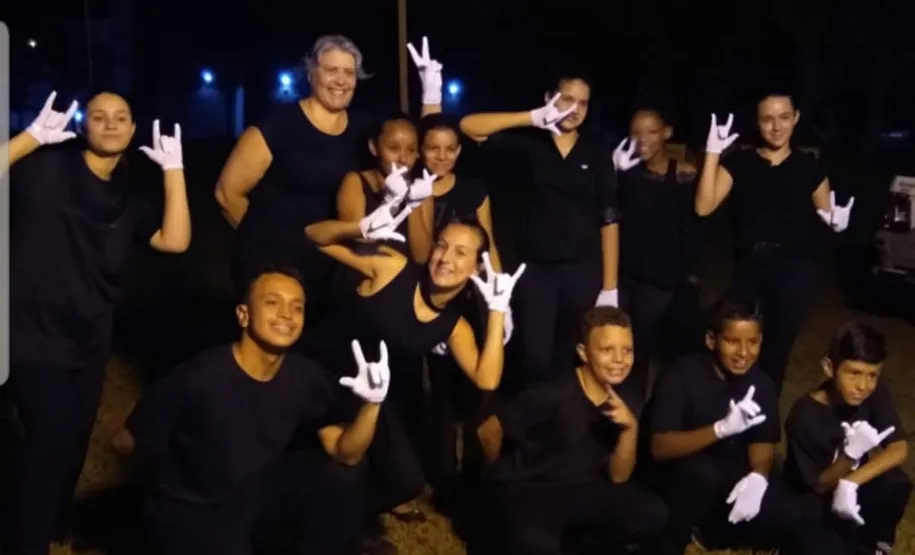 Praticando um pouco a Língua Brasileira de Sinais em apresentação artística no campus da Unespar