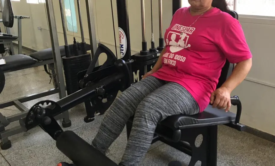 Idosa treinando musculação