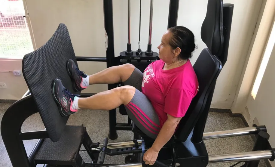 Idosa treinando musculação