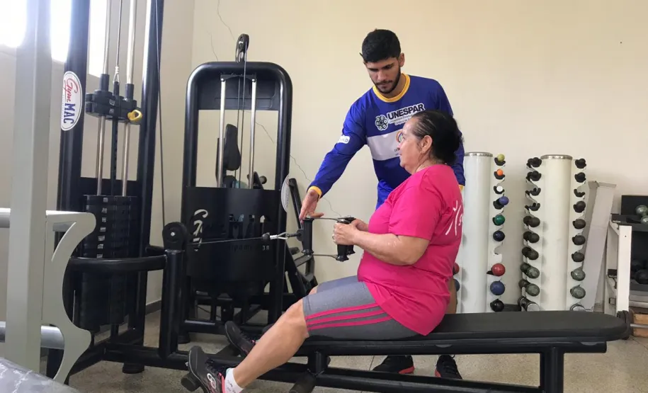 Idosa treinando musculação