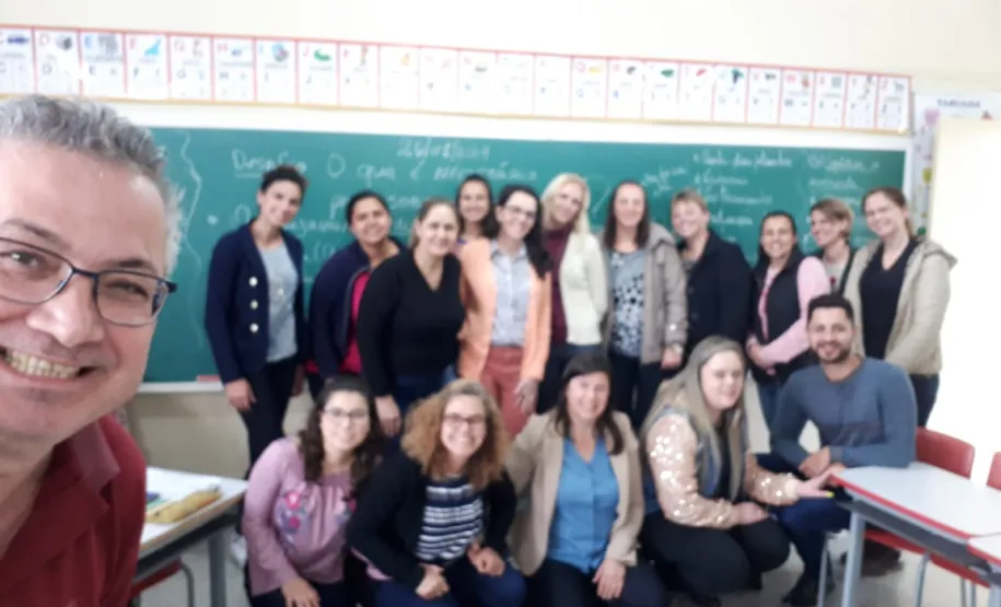 Alguns participantes do grupo. Nessa reunião foi realizada a reflexão sobre os temas geradores e os desfios para o trabalho educacional (político-pedagógico) em um bairro não central: seus aspectos da pobreza se refletem no território.