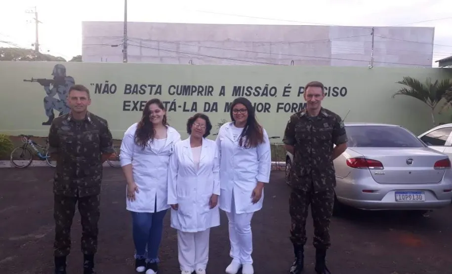 Acadêmicos em meio aos chefes de instrução do TG de Paranavaí