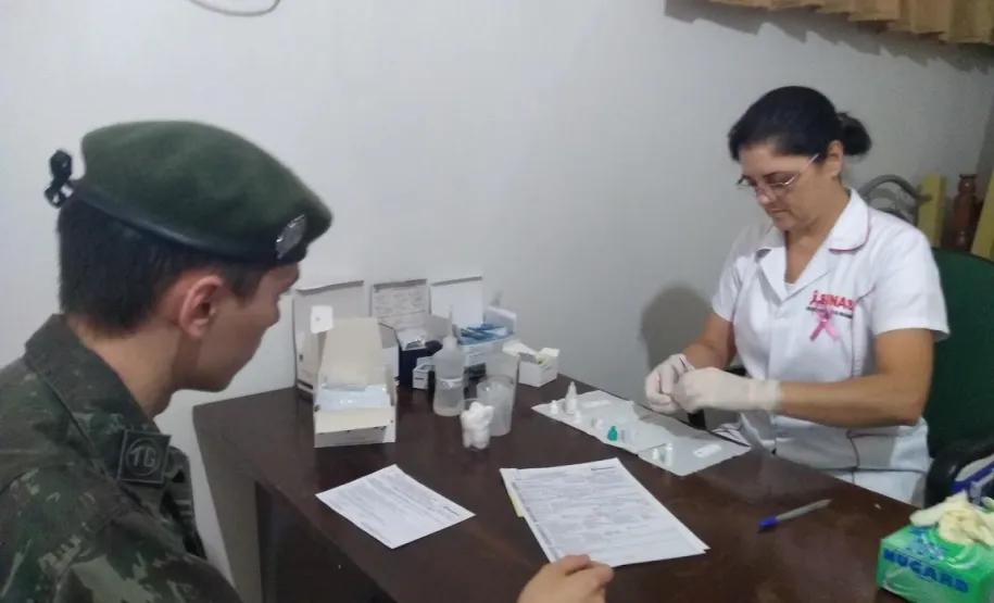 Realização de testes rápidos para HIV, hepatite B e C e sífilis.