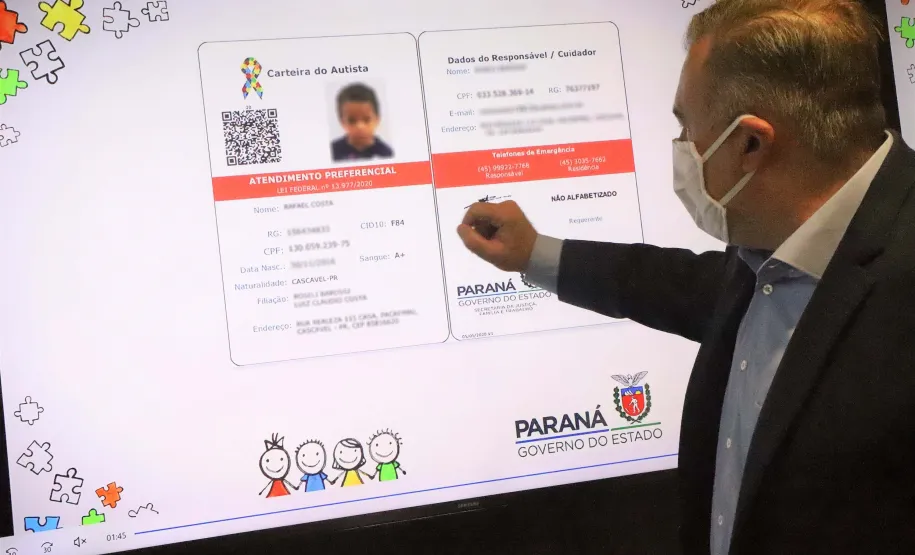 Secretário apresenta a carteira do autista