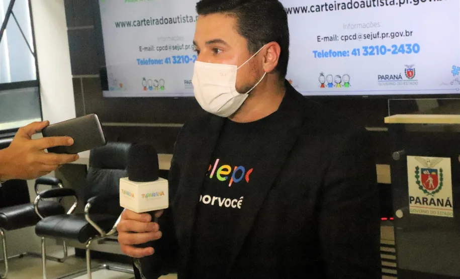 Presidente da Celepar apresenta Carteira do Autista