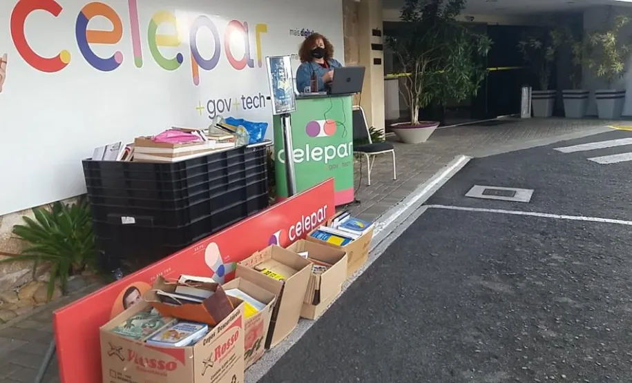 Caixas com livros arrecadados