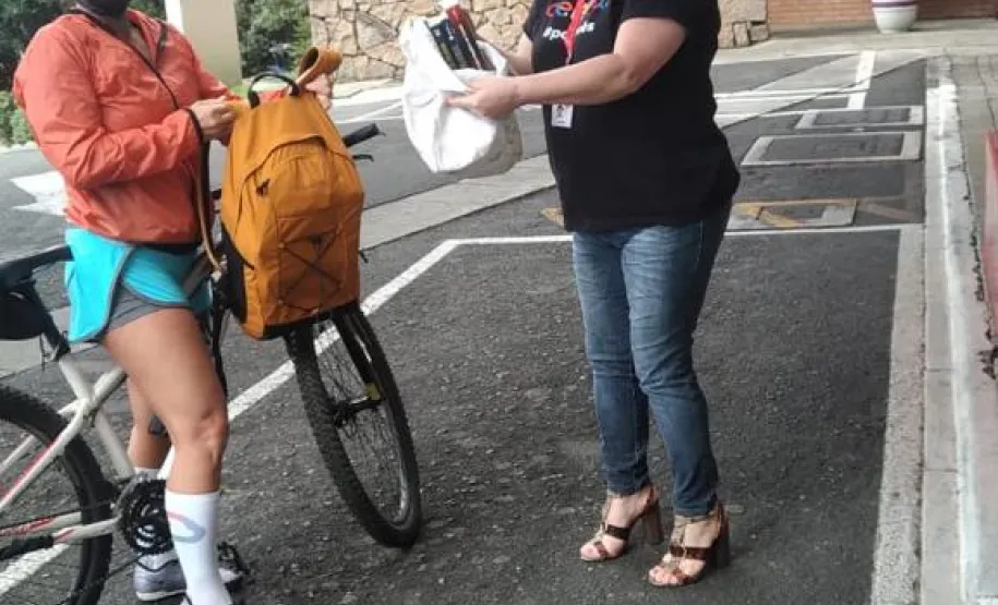 Colaboradora doando seus livros