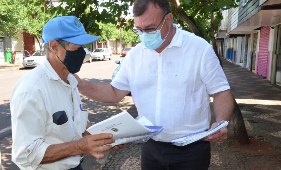 Prefeito Tuti Bomtempo fazendo a entrega da Cartilha.