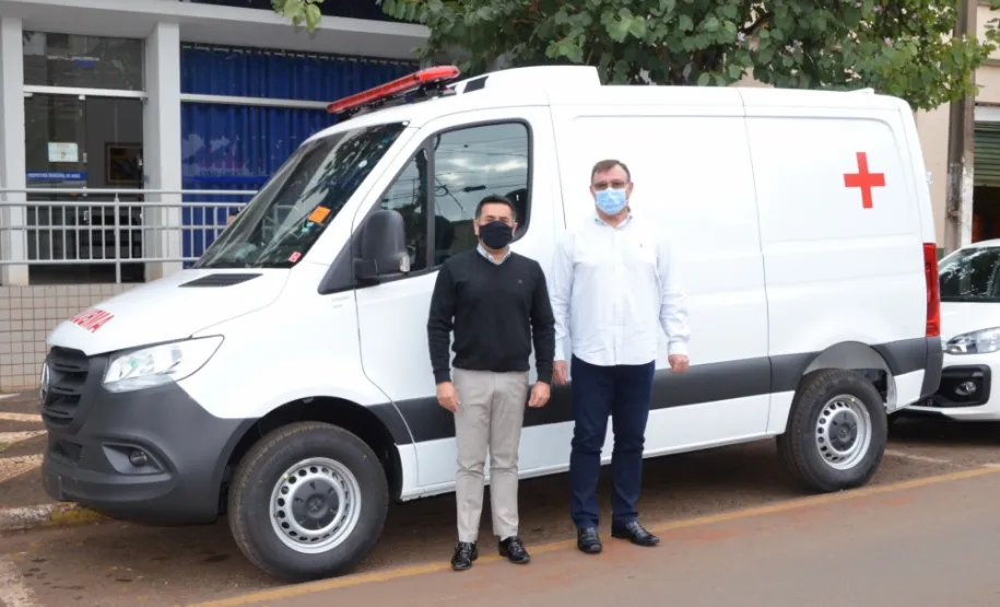 Prefeito Tuti Bomtempo recebendo a ambulância