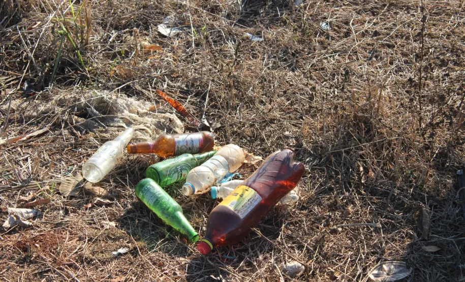 Resíduos sólidos descartados incorretamente. Foto: Divulgação SEDEST.