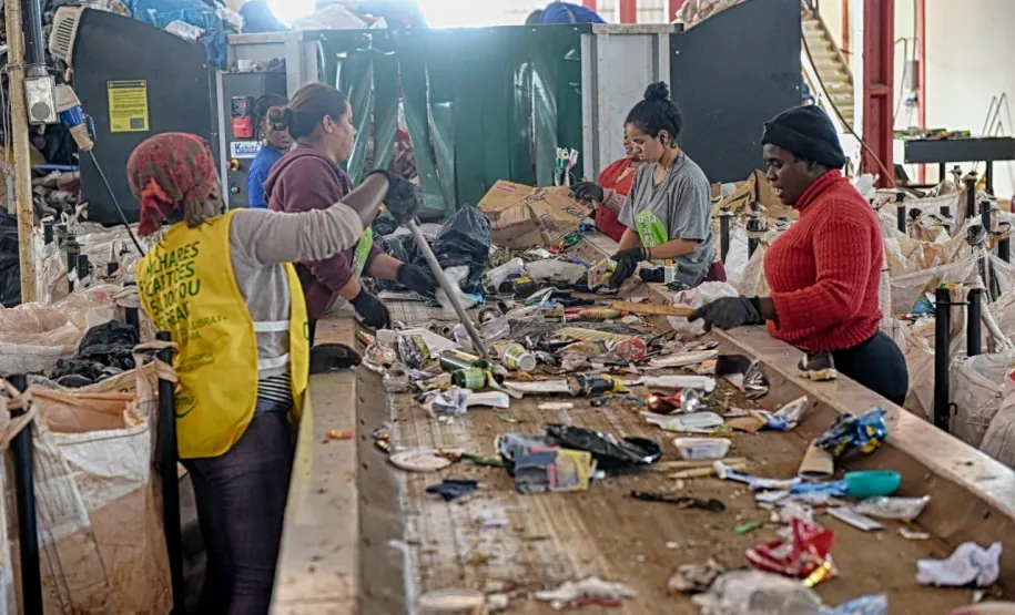 Triagem de resíduos recicláveis. Foto: Denis F. Netto.