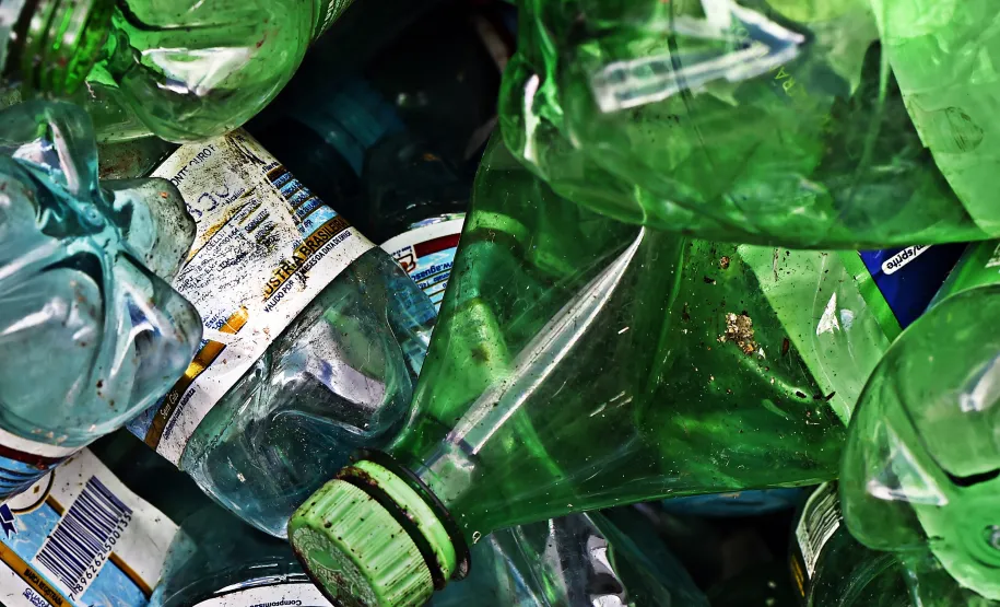 Embalagens plástica para bebidas. Foto: Denis F. Netto.